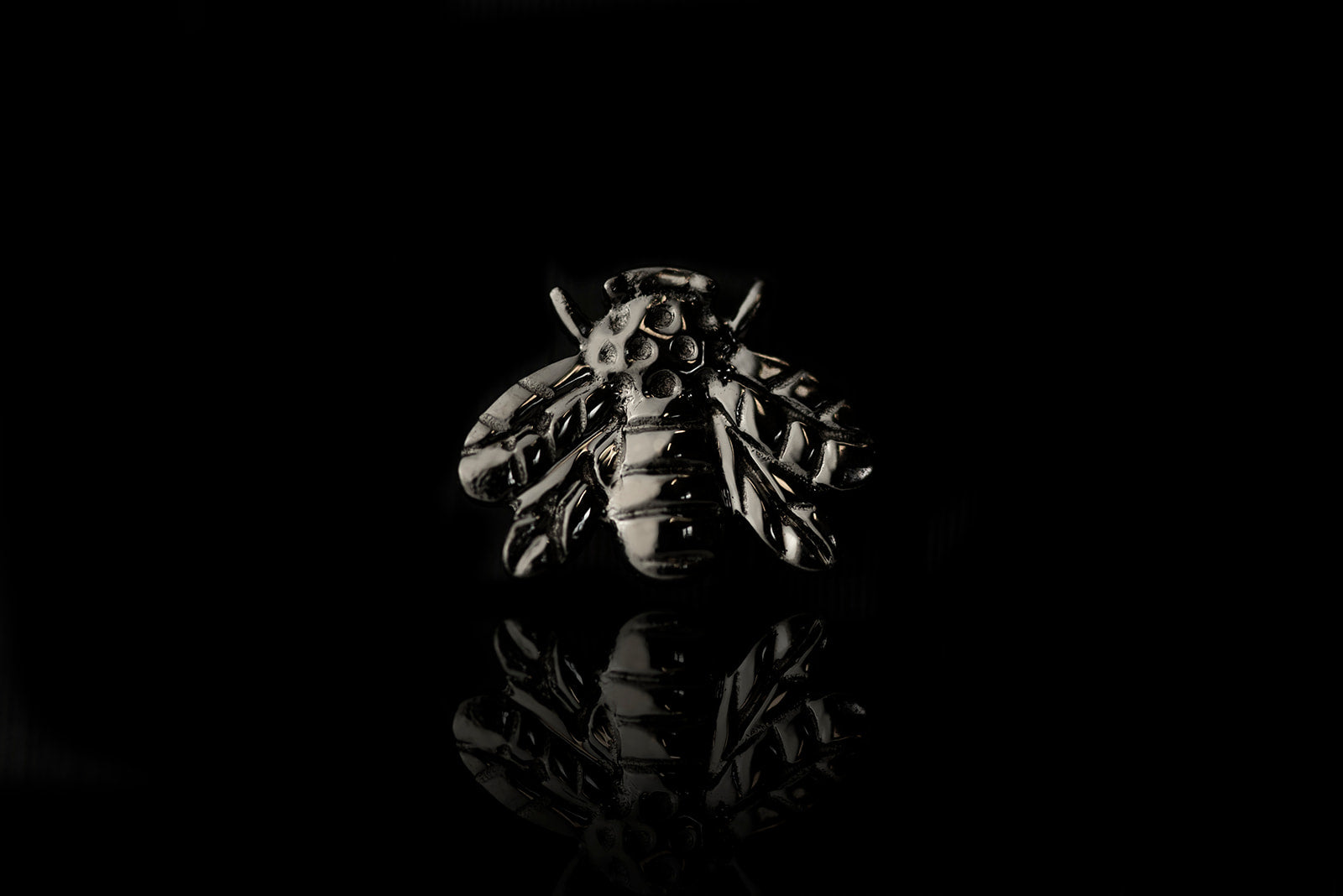 Scene Bee in 14k gold by Junipurr